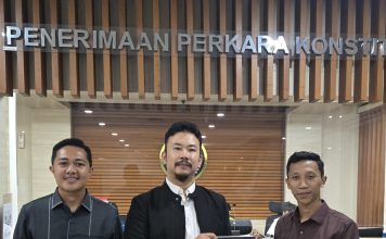Suara dari Kolaka untuk Indonesia: Judicial Review UU Minerba Demi Mengembalikan Keadilan bagi Masyarakat di Kawasan Pertambangan FOTO: Arfan Jaya, S.H., aktivis lingkungan sekaligus mahasiswa Magister Hukum Universitas Muslim Indonesia, bersama Sukri, S.H., aktivis lingkungan asal kolaka, secara resmi mengajukan permohonan Pengujian Undang-Undang (Judicial Review) terhadap beberapa ketentuan dalam Undang-Undang Nomor 2 Tahun 2025 tentang Perubahan Keempat atas Undang-Undang Nomor 4 Tahun 2009 tentang Pertambangan Mineral dan Batubara ke Mahkamah Konstitusi Republik Indonesia.