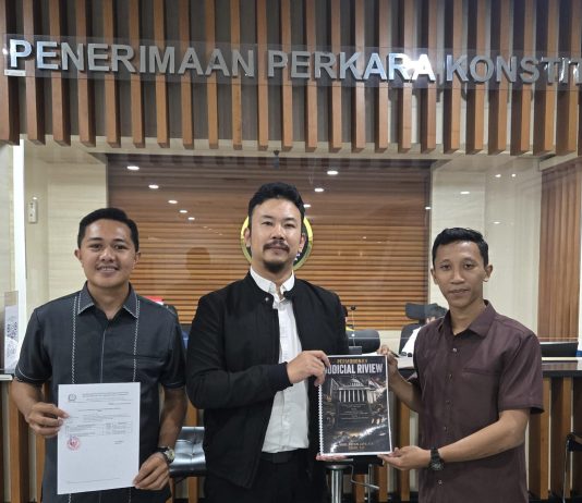 Suara dari Kolaka untuk Indonesia: Judicial Review UU Minerba Demi Mengembalikan Keadilan bagi Masyarakat di Kawasan Pertambangan FOTO: Arfan Jaya, S.H., aktivis lingkungan sekaligus mahasiswa Magister Hukum Universitas Muslim Indonesia, bersama Sukri, S.H., aktivis lingkungan asal kolaka, secara resmi mengajukan permohonan Pengujian Undang-Undang (Judicial Review) terhadap beberapa ketentuan dalam Undang-Undang Nomor 2 Tahun 2025 tentang Perubahan Keempat atas Undang-Undang Nomor 4 Tahun 2009 tentang Pertambangan Mineral dan Batubara ke Mahkamah Konstitusi Republik Indonesia.