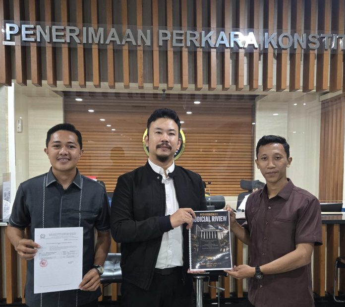 FOTO: Arfan Jaya, S.H., aktivis lingkungan sekaligus mahasiswa Magister Hukum Universitas Muslim Indonesia, bersama Sukri, S.H., aktivis lingkungan asal kolaka, secara resmi mengajukan permohonan Pengujian Undang-Undang (Judicial Review) terhadap beberapa ketentuan dalam Undang-Undang Nomor 2 Tahun 2025 tentang Perubahan Keempat atas Undang-Undang Nomor 4 Tahun 2009 tentang Pertambangan Mineral dan Batubara ke Mahkamah Konstitusi Republik Indonesia. FOTO: Arfan Jaya, S.H., aktivis lingkungan sekaligus mahasiswa Magister Hukum Universitas Muslim Indonesia, bersama Sukri, S.H., aktivis lingkungan asal kolaka, secara resmi mengajukan permohonan Pengujian Undang-Undang (Judicial Review) terhadap beberapa ketentuan dalam Undang-Undang Nomor 2 Tahun 2025 tentang Perubahan Keempat atas Undang-Undang Nomor 4 Tahun 2009 tentang Pertambangan Mineral dan Batubara ke Mahkamah Konstitusi Republik Indonesia.