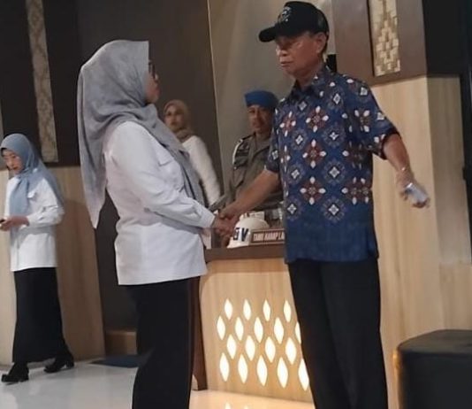 Mantan Pimpinan DPRD Makassar Busrah Abdullah: Pansus DPRD Gowa Keluar Jalur dan Melampaui Tupoksi Ket Foto: HM Busrah Abdullah saat berbincang dengan Bupati Gowa Husniah Tarenrang (Ist)*