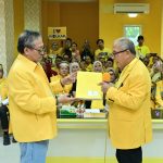 Mantan Plt DPD Golkar Sulsel dapat 32 Dukungan Suara, Armin: Sah..!!Diumumkan Saat Musda FOTO: Koordinator Steering Committee (SC) Musda Sulsel, Armin Mustamin Toputiri saat menerima berkas pencalonan Ketua DPD Golkar Sulsel Ilham Arief Sirajuddin. (Ist)