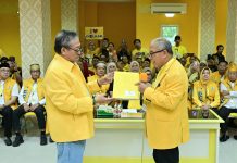 Mantan Plt DPD Golkar Sulsel dapat 32 Dukungan Suara, Armin: Sah..!!Diumumkan Saat Musda FOTO: Koordinator Steering Committee (SC) Musda Sulsel, Armin Mustamin Toputiri saat menerima berkas pencalonan Ketua DPD Golkar Sulsel Ilham Arief Sirajuddin. (Ist)