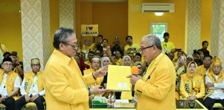 Mantan Plt DPD Golkar Sulsel dapat 32 Dukungan Suara, Armin: Sah..!!Diumumkan Saat Musda FOTO: Koordinator Steering Committee (SC) Musda Sulsel, Armin Mustamin Toputiri saat menerima berkas pencalonan Ketua DPD Golkar Sulsel Ilham Arief Sirajuddin. (Ist)