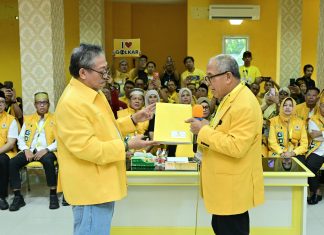 Mantan Plt DPD Golkar Sulsel dapat 32 Dukungan Suara, Armin: Sah..!!Diumumkan Saat Musda FOTO: Koordinator Steering Committee (SC) Musda Sulsel, Armin Mustamin Toputiri saat menerima berkas pencalonan Ketua DPD Golkar Sulsel Ilham Arief Sirajuddin. (Ist)