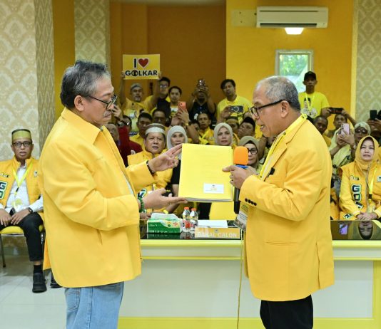 Mantan Plt DPD Golkar Sulsel dapat 32 Dukungan Suara, Armin: Sah..!!Diumumkan Saat Musda FOTO: Koordinator Steering Committee (SC) Musda Sulsel, Armin Mustamin Toputiri saat menerima berkas pencalonan Ketua DPD Golkar Sulsel Ilham Arief Sirajuddin. (Ist)