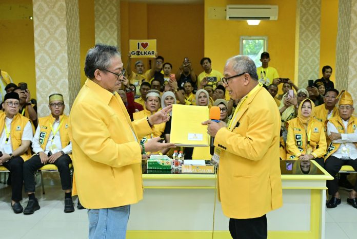 FOTO: Koordinator Steering Committee (SC) Musda Sulsel, Armin Mustamin Toputiri saat menerima berkas pencalonan Ketua DPD Golkar Sulsel Ilham Arief Sirajuddin. (Ist) FOTO: Koordinator Steering Committee (SC) Musda Sulsel, Armin Mustamin Toputiri saat menerima berkas pencalonan Ketua DPD Golkar Sulsel Ilham Arief Sirajuddin. (Ist)