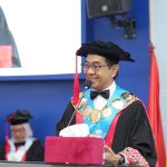 Guru Besar sebagai Motor Inovasi: Rektor Unhas Tekankan Pentingnya Riset Berdampak dan Diplomasi Sains FOTO: Rektor Universitas Hasanuddin (Unhas), Prof. Dr. Ir. Jamaluddin Jompa, M.Sc., seusai pengukuhan empat guru besar baru dalam Rapat Paripurna Senat Akademik Terbatas untuk Upacara Penerimaan Jabatan Profesor yang berlangsung di Ruang Senat Akademik Unhas, Gedung Rektorat Kampus Tamalanrea, Makassar, Jumat (17/7).