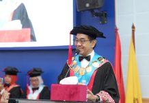 Guru Besar sebagai Motor Inovasi: Rektor Unhas Tekankan Pentingnya Riset Berdampak dan Diplomasi Sains FOTO: Rektor Universitas Hasanuddin (Unhas), Prof. Dr. Ir. Jamaluddin Jompa, M.Sc., seusai pengukuhan empat guru besar baru dalam Rapat Paripurna Senat Akademik Terbatas untuk Upacara Penerimaan Jabatan Profesor yang berlangsung di Ruang Senat Akademik Unhas, Gedung Rektorat Kampus Tamalanrea, Makassar, Jumat (17/7).