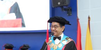Guru Besar sebagai Motor Inovasi: Rektor Unhas Tekankan Pentingnya Riset Berdampak dan Diplomasi Sains FOTO: Rektor Universitas Hasanuddin (Unhas), Prof. Dr. Ir. Jamaluddin Jompa, M.Sc., seusai pengukuhan empat guru besar baru dalam Rapat Paripurna Senat Akademik Terbatas untuk Upacara Penerimaan Jabatan Profesor yang berlangsung di Ruang Senat Akademik Unhas, Gedung Rektorat Kampus Tamalanrea, Makassar, Jumat (17/7).