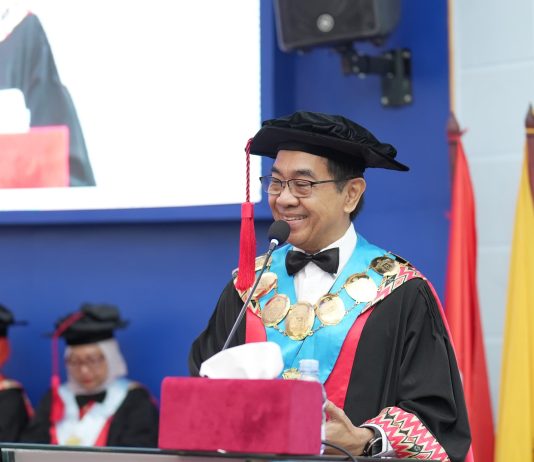Guru Besar sebagai Motor Inovasi: Rektor Unhas Tekankan Pentingnya Riset Berdampak dan Diplomasi Sains FOTO: Rektor Universitas Hasanuddin (Unhas), Prof. Dr. Ir. Jamaluddin Jompa, M.Sc., seusai pengukuhan empat guru besar baru dalam Rapat Paripurna Senat Akademik Terbatas untuk Upacara Penerimaan Jabatan Profesor yang berlangsung di Ruang Senat Akademik Unhas, Gedung Rektorat Kampus Tamalanrea, Makassar, Jumat (17/7).