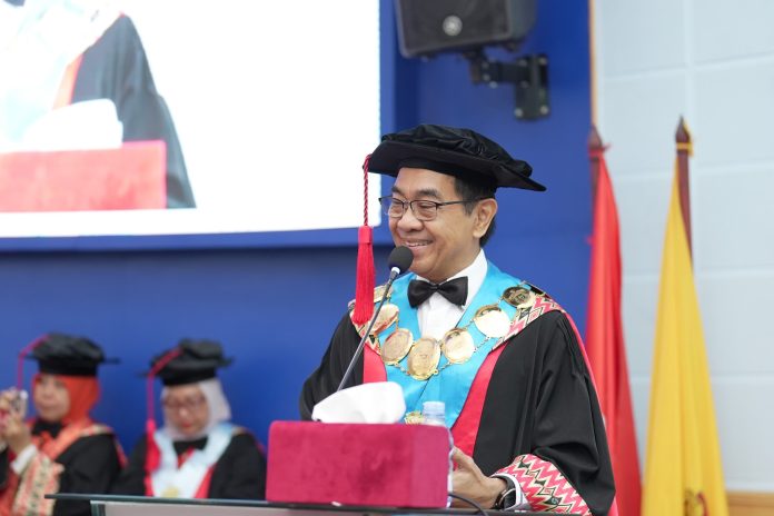 FOTO: Rektor Universitas Hasanuddin (Unhas), Prof. Dr. Ir. Jamaluddin Jompa, M.Sc., seusai pengukuhan empat guru besar baru dalam Rapat Paripurna Senat Akademik Terbatas untuk Upacara Penerimaan Jabatan Profesor yang berlangsung di Ruang Senat Akademik Unhas, Gedung Rektorat Kampus Tamalanrea, Makassar, Jumat (17/7). FOTO: Rektor Universitas Hasanuddin (Unhas), Prof. Dr. Ir. Jamaluddin Jompa, M.Sc., seusai pengukuhan empat guru besar baru dalam Rapat Paripurna Senat Akademik Terbatas untuk Upacara Penerimaan Jabatan Profesor yang berlangsung di Ruang Senat Akademik Unhas, Gedung Rektorat Kampus Tamalanrea, Makassar, Jumat (17/7).