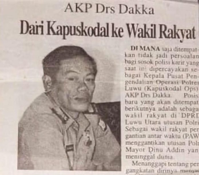 FOTO: Lembaran koran dari Palopo Pos, Terbitan Selasa 17 Juli 2001, Nampak seorang anggota Polri AKP Drs Dakka. (Sumber dokumen dari akun Facebook Putri Dakka) FOTO: Lembaran koran dari Palopo Pos, Terbitan Selasa 17 Juli 2001, Nampak seorang anggota Polri AKP Drs Dakka. (Sumber dokumen dari akun Facebook Putri Dakka)