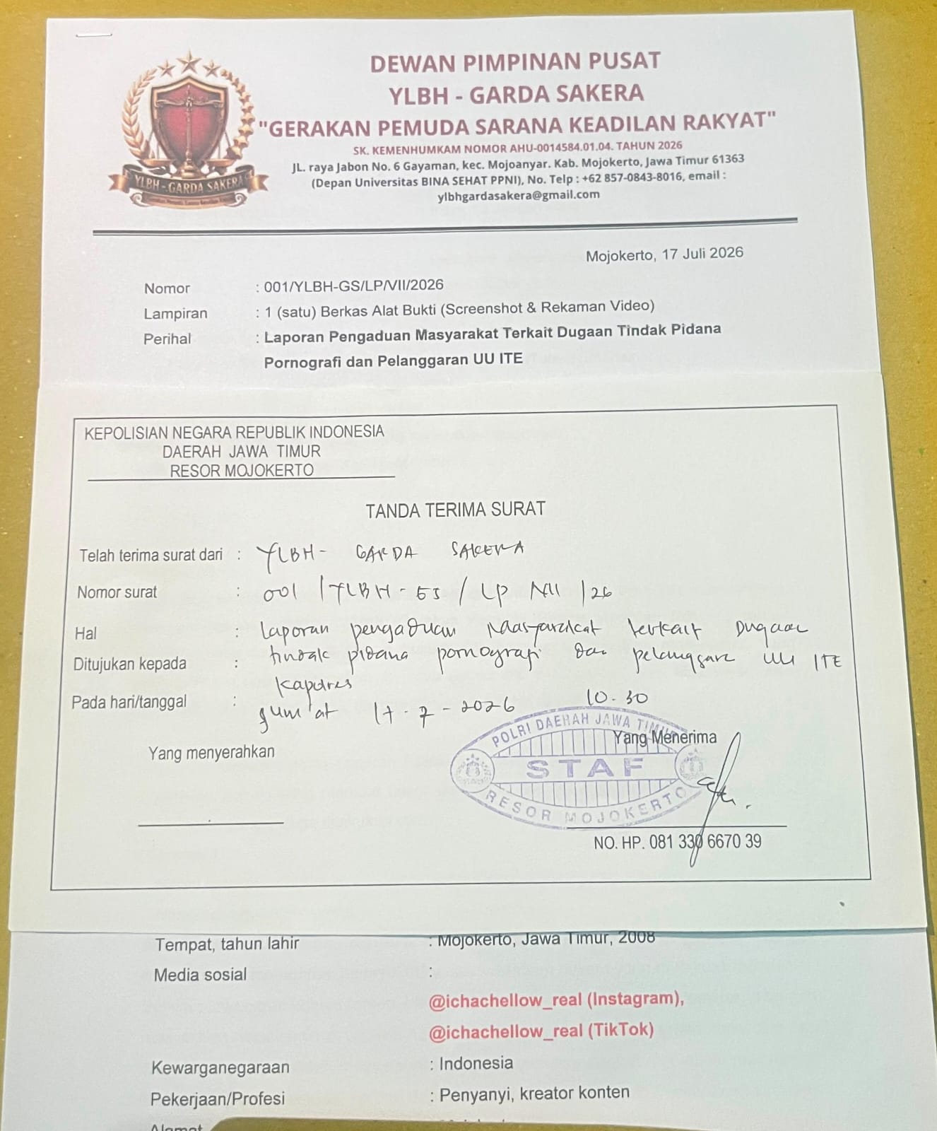 Tanda Terima Surat Laporan Pengaduan Masyarakat terkait Dugaan Tindak Pidana Pornografi dan Pelanggaran UU ITE dari Mapolres Mojokerto kepada YLBH SKR pada Jum'at, 17 Juli 2026. (foto : ist)