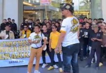 Ketum Golkar Bahlil Lahadalia Tiba di Lokasi Musda, Ratusan Simpatisan BARAK 145 Sambut dengan Seruan Persatuan FOTO: Ketua Umum Partai Golkar, Bahlil Lahadalia, tiba di lokasi pelaksanaan Musyawarah Daerah (Musda) DPD I Partai Golkar Sulawesi Selatan di Hotel Claro, Makassar. Kedatangannya disambut antusias oleh ratusan simpatisan BARAK 145 yang telah memadati kawasan depan hotel sejak pagi. Sabtu (18/7/2026)