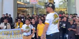Ketum Golkar Bahlil Lahadalia Tiba di Lokasi Musda, Ratusan Simpatisan BARAK 145 Sambut dengan Seruan Persatuan FOTO: Ketua Umum Partai Golkar, Bahlil Lahadalia, tiba di lokasi pelaksanaan Musyawarah Daerah (Musda) DPD I Partai Golkar Sulawesi Selatan di Hotel Claro, Makassar. Kedatangannya disambut antusias oleh ratusan simpatisan BARAK 145 yang telah memadati kawasan depan hotel sejak pagi. Sabtu (18/7/2026)