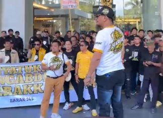 Ketum Golkar Bahlil Lahadalia Tiba di Lokasi Musda, Ratusan Simpatisan BARAK 145 Sambut dengan Seruan Persatuan FOTO: Ketua Umum Partai Golkar, Bahlil Lahadalia, tiba di lokasi pelaksanaan Musyawarah Daerah (Musda) DPD I Partai Golkar Sulawesi Selatan di Hotel Claro, Makassar. Kedatangannya disambut antusias oleh ratusan simpatisan BARAK 145 yang telah memadati kawasan depan hotel sejak pagi. Sabtu (18/7/2026)