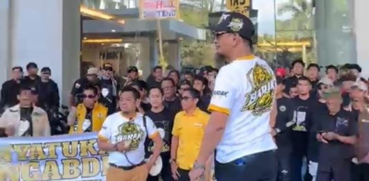 Ketum Golkar Bahlil Lahadalia Tiba di Lokasi Musda, Ratusan Simpatisan BARAK 145 Sambut dengan Seruan Persatuan FOTO: Ketua Umum Partai Golkar, Bahlil Lahadalia, tiba di lokasi pelaksanaan Musyawarah Daerah (Musda) DPD I Partai Golkar Sulawesi Selatan di Hotel Claro, Makassar. Kedatangannya disambut antusias oleh ratusan simpatisan BARAK 145 yang telah memadati kawasan depan hotel sejak pagi. Sabtu (18/7/2026)