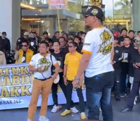 Ketum Golkar Bahlil Lahadalia Tiba di Lokasi Musda, Ratusan Simpatisan BARAK 145 Sambut dengan Seruan Persatuan FOTO: Ketua Umum Partai Golkar, Bahlil Lahadalia, tiba di lokasi pelaksanaan Musyawarah Daerah (Musda) DPD I Partai Golkar Sulawesi Selatan di Hotel Claro, Makassar. Kedatangannya disambut antusias oleh ratusan simpatisan BARAK 145 yang telah memadati kawasan depan hotel sejak pagi. Sabtu (18/7/2026)