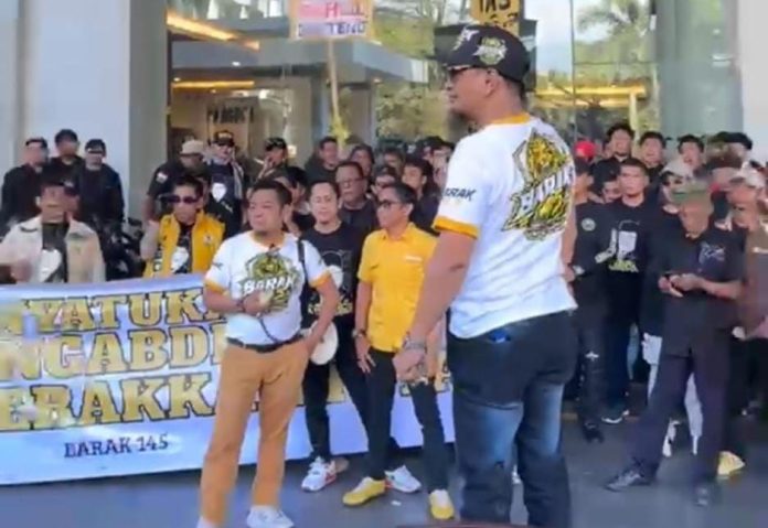 FOTO: Ketua Umum Partai Golkar, Bahlil Lahadalia, tiba di lokasi pelaksanaan Musyawarah Daerah (Musda) DPD I Partai Golkar Sulawesi Selatan di Hotel Claro, Makassar. Kedatangannya disambut antusias oleh ratusan simpatisan BARAK 145 yang telah memadati kawasan depan hotel sejak pagi. Sabtu (18/7/2026) FOTO: Ketua Umum Partai Golkar, Bahlil Lahadalia, tiba di lokasi pelaksanaan Musyawarah Daerah (Musda) DPD I Partai Golkar Sulawesi Selatan di Hotel Claro, Makassar. Kedatangannya disambut antusias oleh ratusan simpatisan BARAK 145 yang telah memadati kawasan depan hotel sejak pagi. Sabtu (18/7/2026)
