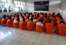 39 Narapidana Berisiko Tinggi “Checkout” dari Hotel Prodeo Makassar: Dipindahkan ke Nusakambangan FOTO: Sebanyak 39 narapidana kategori risiko tinggi (high risk) dipindahkan dari Lapas Kelas I Makassar ke sejumlah lembaga pemasyarakatan di Pulau Nusakambangan, Kabupaten Cilacap, Jawa Tengah. (Ist)