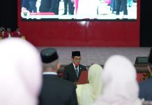 Lantik 122 Pejabat Baru, Rektor Unhas: Perkuat Konsolidasi Menuju Universitas Berkelas Dunia FOTO: Rektor Unhas, Prof. Dr. Ir. Jamaluddin Jompa, M.Sc., saat melantik 122 pejabat berlangsung di Gedung Baruga A.P. Pettarani Unhas, Senin (20/7).