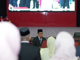 Lantik 122 Pejabat Baru, Rektor Unhas: Perkuat Konsolidasi Menuju Universitas Berkelas Dunia FOTO: Rektor Unhas, Prof. Dr. Ir. Jamaluddin Jompa, M.Sc., saat melantik 122 pejabat berlangsung di Gedung Baruga A.P. Pettarani Unhas, Senin (20/7).