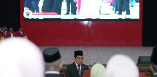 Lantik 122 Pejabat Baru, Rektor Unhas: Perkuat Konsolidasi Menuju Universitas Berkelas Dunia FOTO: Rektor Unhas, Prof. Dr. Ir. Jamaluddin Jompa, M.Sc., saat melantik 122 pejabat berlangsung di Gedung Baruga A.P. Pettarani Unhas, Senin (20/7).