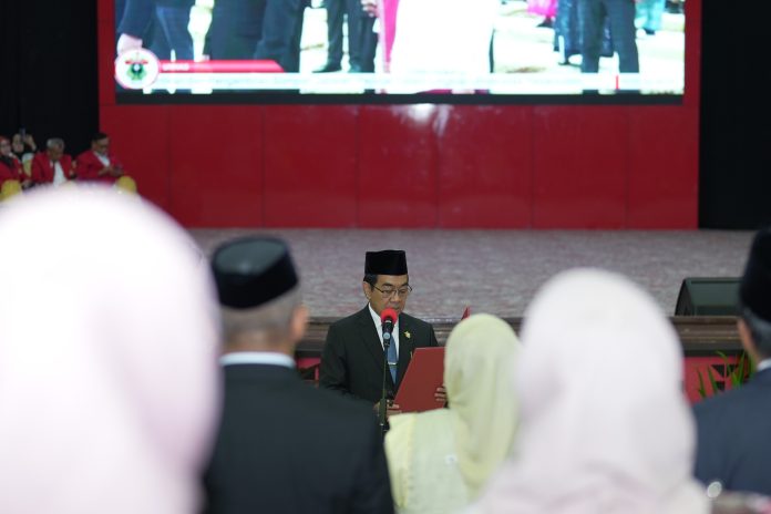 FOTO: Rektor Unhas, Prof. Dr. Ir. Jamaluddin Jompa, M.Sc., saat melantik 122 pejabat berlangsung di Gedung Baruga A.P. Pettarani Unhas, Senin (20/7). FOTO: Rektor Unhas, Prof. Dr. Ir. Jamaluddin Jompa, M.Sc., saat melantik 122 pejabat berlangsung di Gedung Baruga A.P. Pettarani Unhas, Senin (20/7).