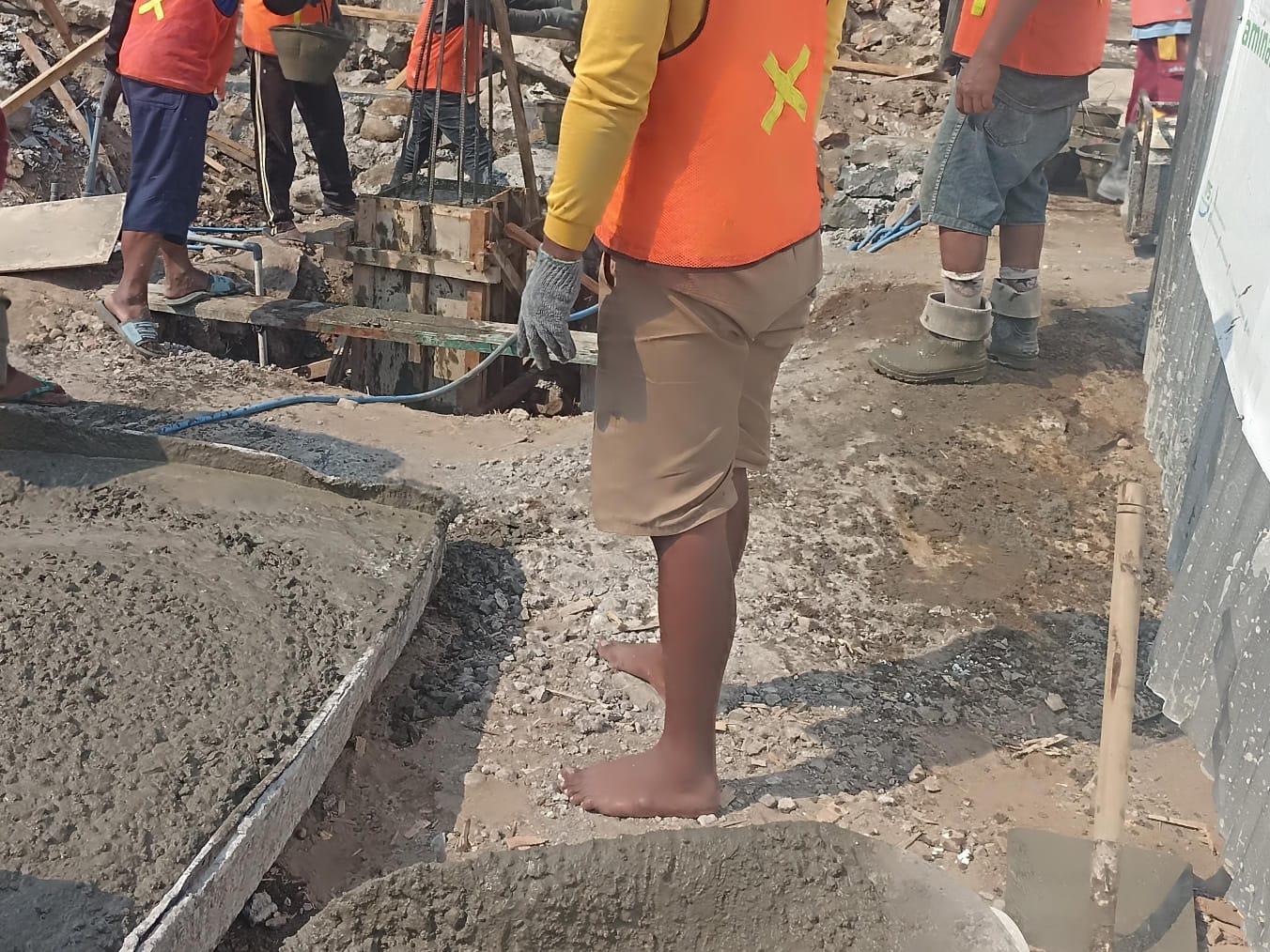 Pekerja CV Dara Karya Mandiri Terlihat Beraktivitas dengan Kaki Telanjang (Foto Agung Ch)