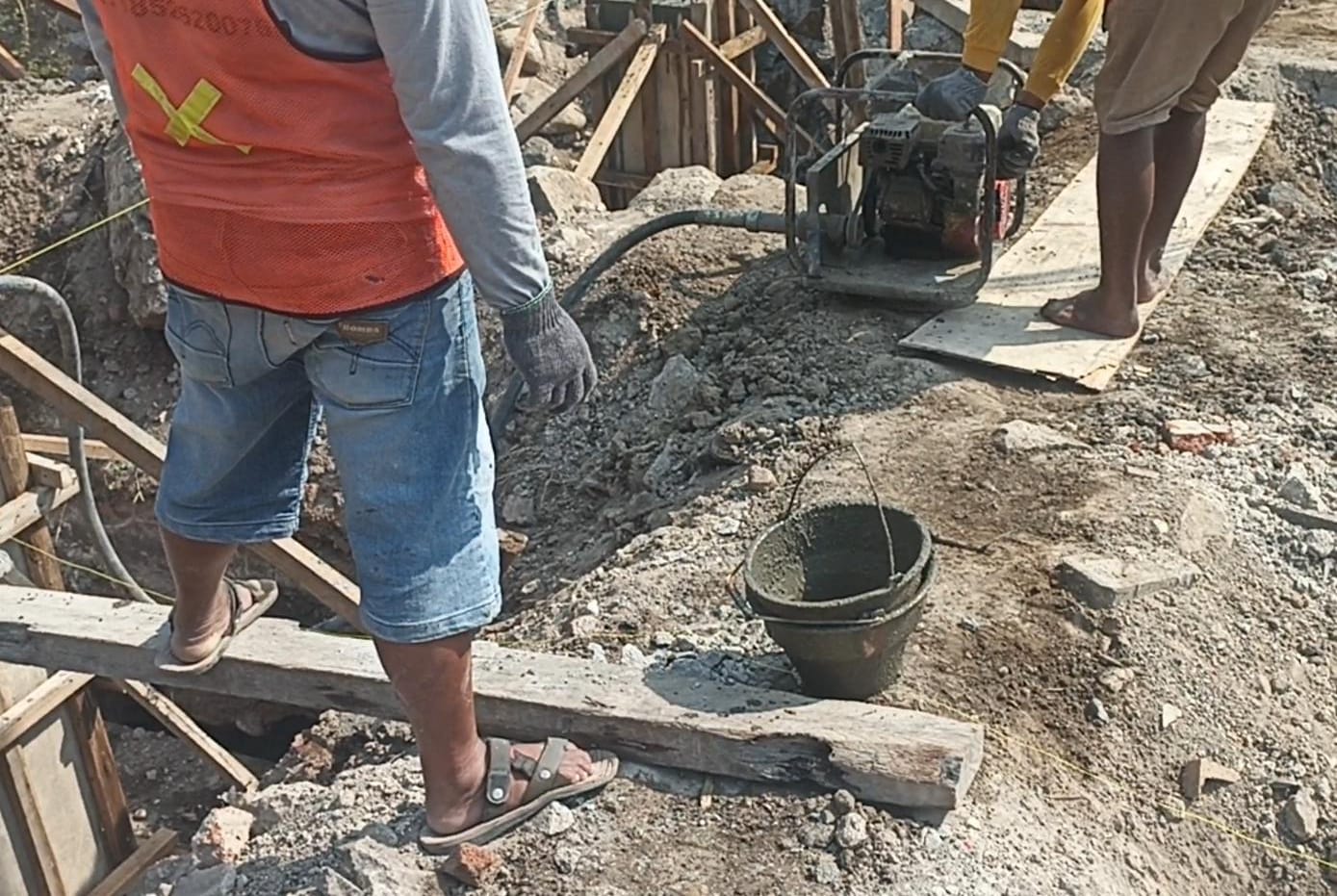 Pekerja CV Dara Karya Mandiri Terlihat Tak Beralas Kaki dan Memakai Sandal (Foto Agung Ch)