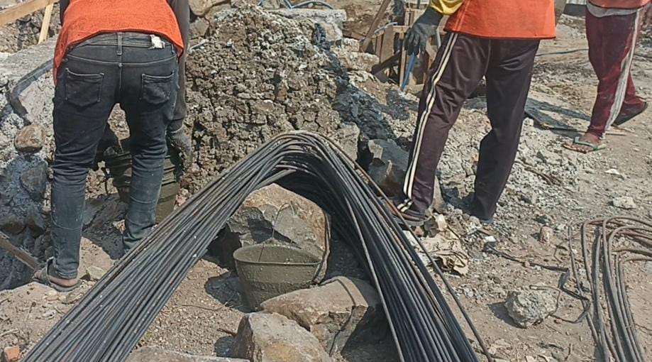 Pekerja CV Dara Karya Mandiri Terlihat Tak Bersepatu dan Memakai Sandal Japit (Foto Agung Ch)