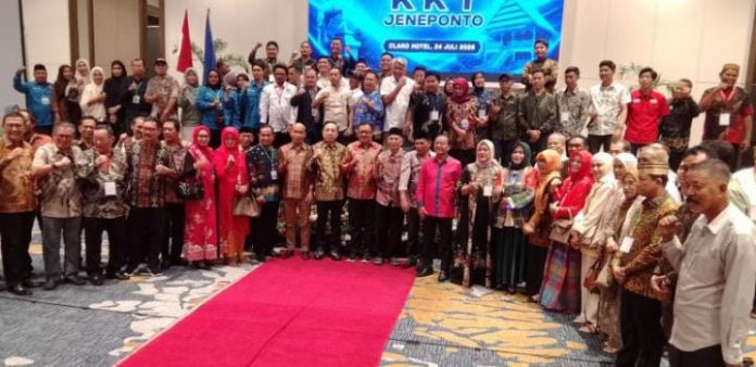 FOTO: Peserta Musyawarah Nasional Kerukunan Keluarga Turatea (KKT) digelar di Hotel Claro Makassar, Jumat pagi (24/7). (Ist) FOTO: Peserta Musyawarah Nasional Kerukunan Keluarga Turatea (KKT) digelar di Hotel Claro Makassar, Jumat pagi (24/7). (Ist)