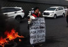Sambut Kajati Baru, Kader GAM Gelar Aksi Solo di Kejati Sulsel FOTO: Kader Gerakan Aktivis Mahasiswa, Akmal Yusran menggelar aksi unjuk rasa solo di depan Kejaksaan Tinggi Sulawesi Selatan, Jum'at (24/7/2026). (Ist)