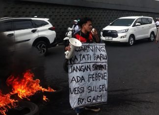 Sambut Kajati Baru, Kader GAM Gelar Aksi Solo di Kejati Sulsel FOTO: Kader Gerakan Aktivis Mahasiswa, Akmal Yusran menggelar aksi unjuk rasa solo di depan Kejaksaan Tinggi Sulawesi Selatan, Jum'at (24/7/2026). (Ist)
