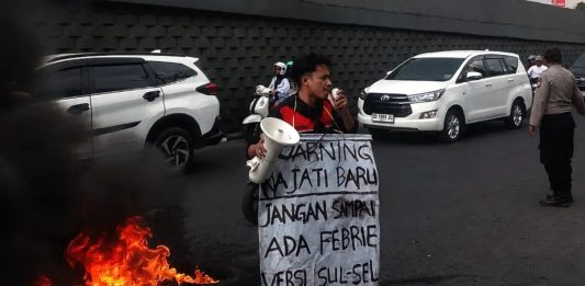 Sambut Kajati Baru, Kader GAM Gelar Aksi Solo di Kejati Sulsel FOTO: Kader Gerakan Aktivis Mahasiswa, Akmal Yusran menggelar aksi unjuk rasa solo di depan Kejaksaan Tinggi Sulawesi Selatan, Jum'at (24/7/2026). (Ist)