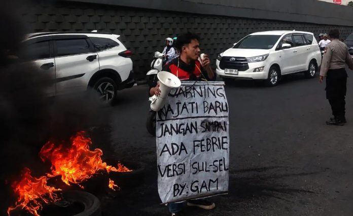 FOTO: Kader Gerakan Aktivis Mahasiswa, Akmal Yusran menggelar aksi unjuk rasa solo di depan Kejaksaan Tinggi Sulawesi Selatan, Jum'at (24/7/2026). (Ist)