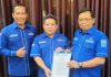 Andi Muzakkir Gantikan Aliyah dari Jabatan Plt Ketua DPC Partai Demokrat Makassar FOTO: Sekretaris Jenderal DPP Partai Demokrat, Herman Khaeron, Sekretaris I Badan Pembinaan Organisasi, Keanggotaan, dan Kaderisasi (BPOKK) DPP Partai Demokrat, Si Made Rai Edi Astawa. Andi Muzakkir Aqil (Tengah), Menerima Surat keputusan sebagai Pelaksana Tugas (Plt) Ketua DPC Partai Demokrat Kota Makassar. (Ist)
