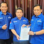 Andi Muzakkir Gantikan Aliyah dari Jabatan Plt Ketua DPC Partai Demokrat Makassar FOTO: Sekretaris Jenderal DPP Partai Demokrat, Herman Khaeron, Sekretaris I Badan Pembinaan Organisasi, Keanggotaan, dan Kaderisasi (BPOKK) DPP Partai Demokrat, Si Made Rai Edi Astawa. Andi Muzakkir Aqil (Tengah), Menerima Surat keputusan sebagai Pelaksana Tugas (Plt) Ketua DPC Partai Demokrat Kota Makassar. (Ist)