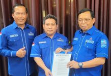 Andi Muzakkir Gantikan Aliyah dari Jabatan Plt Ketua DPC Partai Demokrat Makassar FOTO: Sekretaris Jenderal DPP Partai Demokrat, Herman Khaeron, Sekretaris I Badan Pembinaan Organisasi, Keanggotaan, dan Kaderisasi (BPOKK) DPP Partai Demokrat, Si Made Rai Edi Astawa. Andi Muzakkir Aqil (Tengah), Menerima Surat keputusan sebagai Pelaksana Tugas (Plt) Ketua DPC Partai Demokrat Kota Makassar. (Ist)