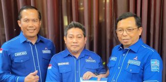Andi Muzakkir Gantikan Aliyah dari Jabatan Plt Ketua DPC Partai Demokrat Makassar FOTO: Sekretaris Jenderal DPP Partai Demokrat, Herman Khaeron, Sekretaris I Badan Pembinaan Organisasi, Keanggotaan, dan Kaderisasi (BPOKK) DPP Partai Demokrat, Si Made Rai Edi Astawa. Andi Muzakkir Aqil (Tengah), Menerima Surat keputusan sebagai Pelaksana Tugas (Plt) Ketua DPC Partai Demokrat Kota Makassar. (Ist)