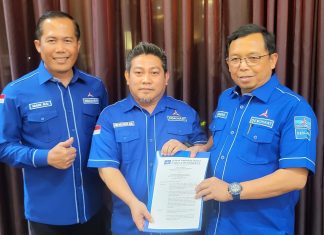 Andi Muzakkir Gantikan Aliyah dari Jabatan Plt Ketua DPC Partai Demokrat Makassar FOTO: Sekretaris Jenderal DPP Partai Demokrat, Herman Khaeron, Sekretaris I Badan Pembinaan Organisasi, Keanggotaan, dan Kaderisasi (BPOKK) DPP Partai Demokrat, Si Made Rai Edi Astawa. Andi Muzakkir Aqil (Tengah), Menerima Surat keputusan sebagai Pelaksana Tugas (Plt) Ketua DPC Partai Demokrat Kota Makassar. (Ist)