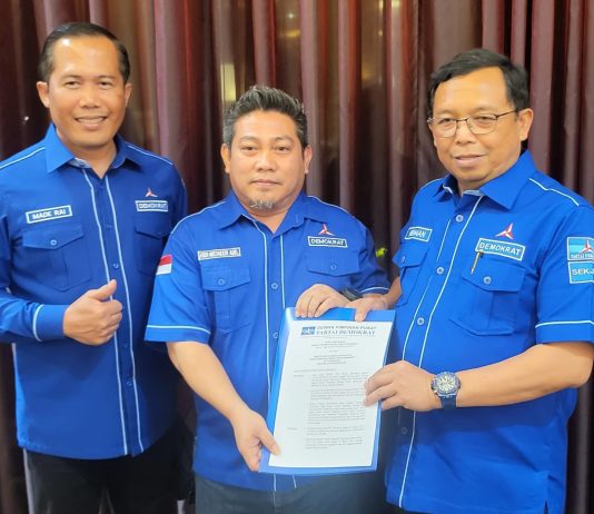 Andi Muzakkir Gantikan Aliyah dari Jabatan Plt Ketua DPC Partai Demokrat Makassar FOTO: Sekretaris Jenderal DPP Partai Demokrat, Herman Khaeron, Sekretaris I Badan Pembinaan Organisasi, Keanggotaan, dan Kaderisasi (BPOKK) DPP Partai Demokrat, Si Made Rai Edi Astawa. Andi Muzakkir Aqil (Tengah), Menerima Surat keputusan sebagai Pelaksana Tugas (Plt) Ketua DPC Partai Demokrat Kota Makassar. (Ist)