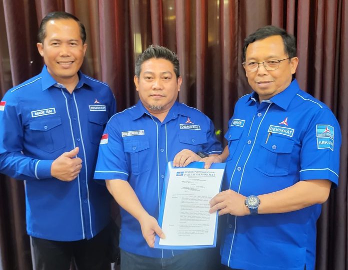 FOTO: Sekretaris Jenderal DPP Partai Demokrat, Herman Khaeron, Sekretaris I Badan Pembinaan Organisasi, Keanggotaan, dan Kaderisasi (BPOKK) DPP Partai Demokrat, Si Made Rai Edi Astawa. Andi Muzakkir Aqil (Tengah), Menerima Surat keputusan sebagai Pelaksana Tugas (Plt) Ketua DPC Partai Demokrat Kota Makassar. (Ist) FOTO: Sekretaris Jenderal DPP Partai Demokrat, Herman Khaeron, Sekretaris I Badan Pembinaan Organisasi, Keanggotaan, dan Kaderisasi (BPOKK) DPP Partai Demokrat, Si Made Rai Edi Astawa. Andi Muzakkir Aqil (Tengah), Menerima Surat keputusan sebagai Pelaksana Tugas (Plt) Ketua DPC Partai Demokrat Kota Makassar. (Ist)