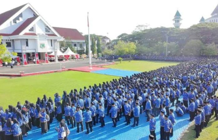 FOTO: ASN dan PPPK Pemkab Pinrang saat melakukan apel pagi di kantor kabupaten. (Dok. Instagram)