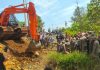 Lagi, Pemkab Luwu Timur Siapkan Pengosongan Lahan untuk Kawasan Industri IHIP di Laoli FOTO: Warga di Dusun Laoli, Desa Harapan, Kecamatan Malili, Kabupaten Luwu Timur saat menghadang alat berat saat memasuki kawasan perkebunan.