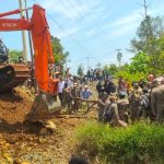 Lagi, Pemkab Luwu Timur Siapkan Pengosongan Lahan untuk Kawasan Industri IHIP di Laoli FOTO: Warga di Dusun Laoli, Desa Harapan, Kecamatan Malili, Kabupaten Luwu Timur saat menghadang alat berat saat memasuki kawasan perkebunan.
