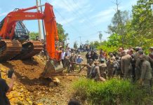 Lagi, Pemkab Luwu Timur Siapkan Pengosongan Lahan untuk Kawasan Industri IHIP di Laoli FOTO: Warga di Dusun Laoli, Desa Harapan, Kecamatan Malili, Kabupaten Luwu Timur saat menghadang alat berat saat memasuki kawasan perkebunan.