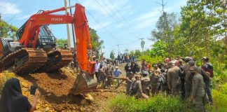 Lagi, Pemkab Luwu Timur Siapkan Pengosongan Lahan untuk Kawasan Industri IHIP di Laoli FOTO: Warga di Dusun Laoli, Desa Harapan, Kecamatan Malili, Kabupaten Luwu Timur saat menghadang alat berat saat memasuki kawasan perkebunan.