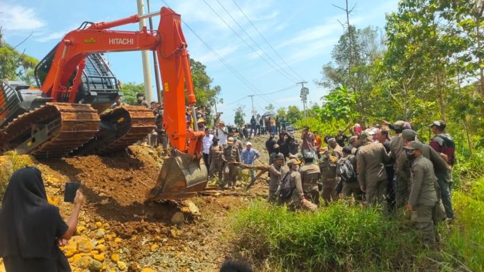 FOTO: Warga di Dusun Laoli, Desa Harapan, Kecamatan Malili, Kabupaten Luwu Timur saat menghadang alat berat saat memasuki kawasan perkebunan. FOTO: Warga di Dusun Laoli, Desa Harapan, Kecamatan Malili, Kabupaten Luwu Timur saat menghadang alat berat saat memasuki kawasan perkebunan.