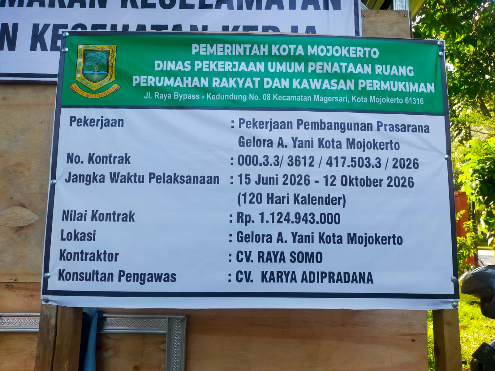 papan informasi DPUPR Perakim Kota Mojokerto atas pembangunan prasarana Gelora A. Yani (foto: Istri)